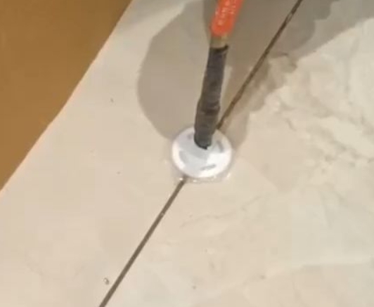 柞水瓷砖空鼓维修公司专业解答瓷砖在铺贴过程中，如果没有涂抹均匀到位的粘结材料（如水泥砂浆或瓷砖胶），可能会导致以下问题