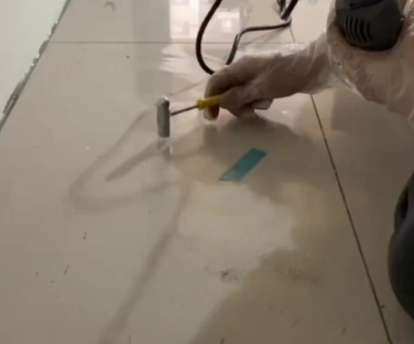 柞水瓷砖开裂维修公司专业分享瓷砖在铺贴前如果没有沥干水分，将会导致以下问题
